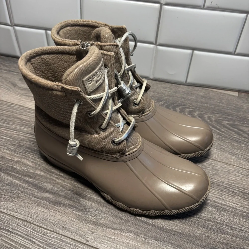 Sperry Top-Sider‎ Women's Saltwater Duck Boots Light Grey Metallic Women's 7.5